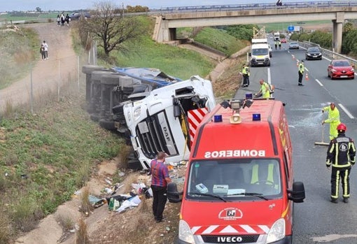 El camión volcado, en la zona del accidente