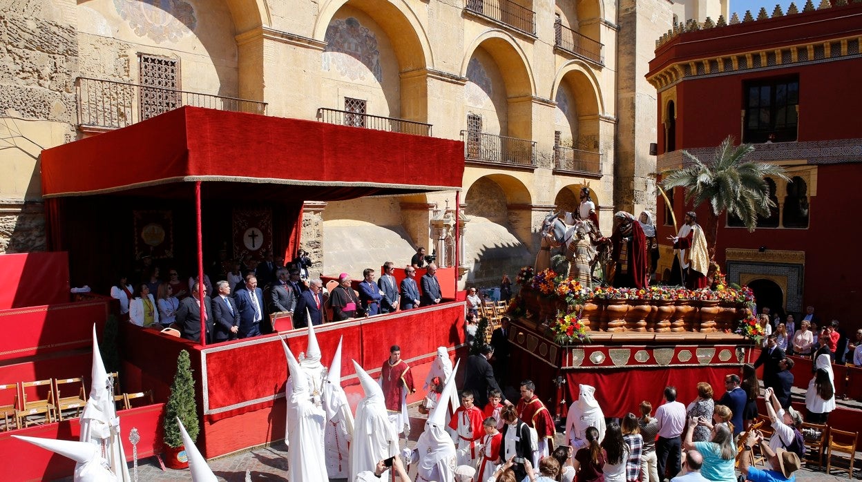 La hermandad de la Entrada Triunfal, ante el palco de autoridades, donde está el obispo