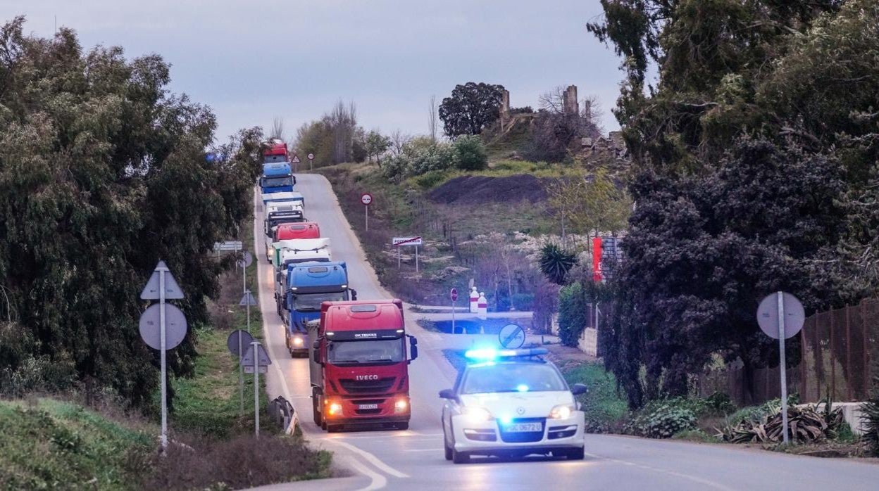 Llegada de camiones a Pozoblanco escoltados por la Guardia Civil