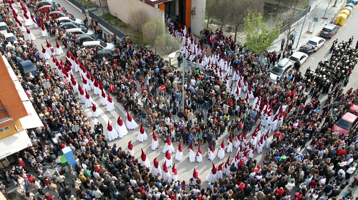 Nazarenos de la hermandad de la Sagrada Cena, en el barrio de Poniente