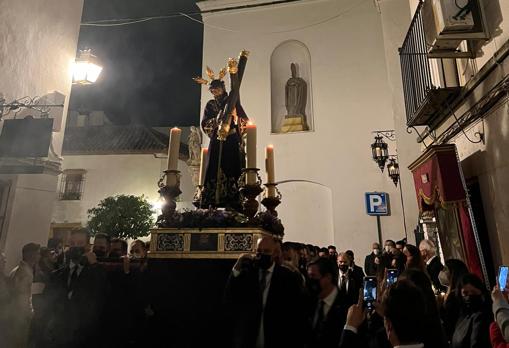 Jesús de la Pasión, junto a uno de los altares dispuestos (a la derecha)