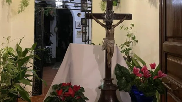 Los altares populares mantienen viva la tradición en torno a Jesús de la Pasión en Córdoba