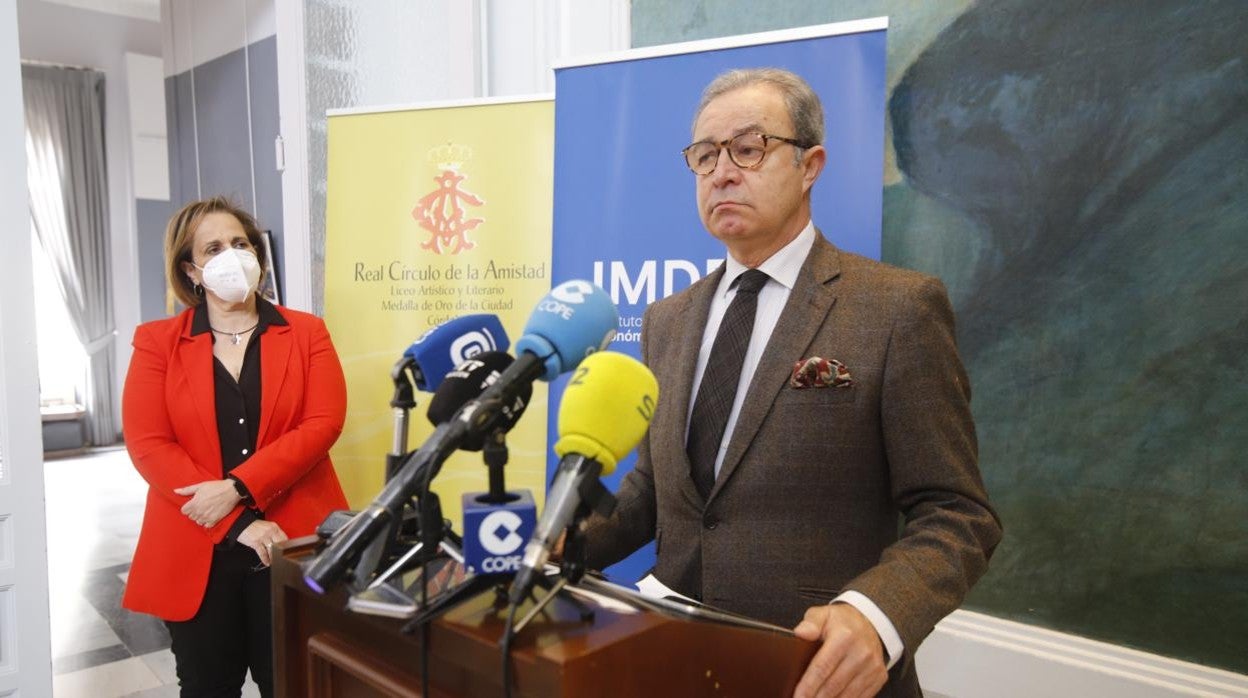 Blanca Torrent y Nicolás de Bari durante la rueda de prensa en el Círculo de la Amistad de Córdoba