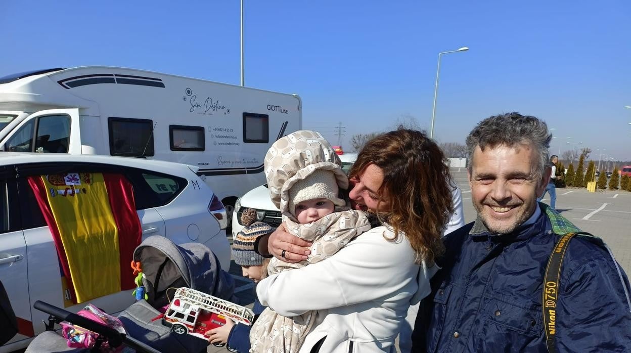 José Luis Martínez posa con una de las mujeres ucranianas y su bebé en medio del trayecto de vuelta