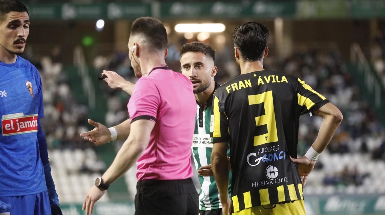 Omar Perdomo, en la acción del Córdoba-San Roque de este sábado en El Arcángel en la que vio la roja