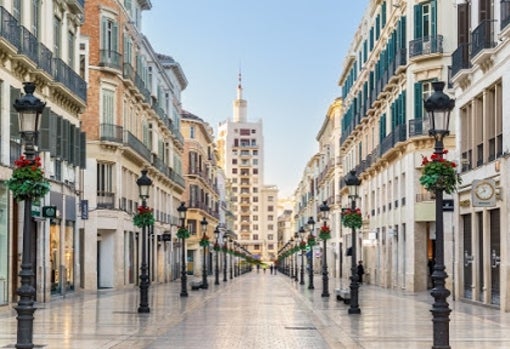 La calle Larios, con la torre de La Equitativa al fondo