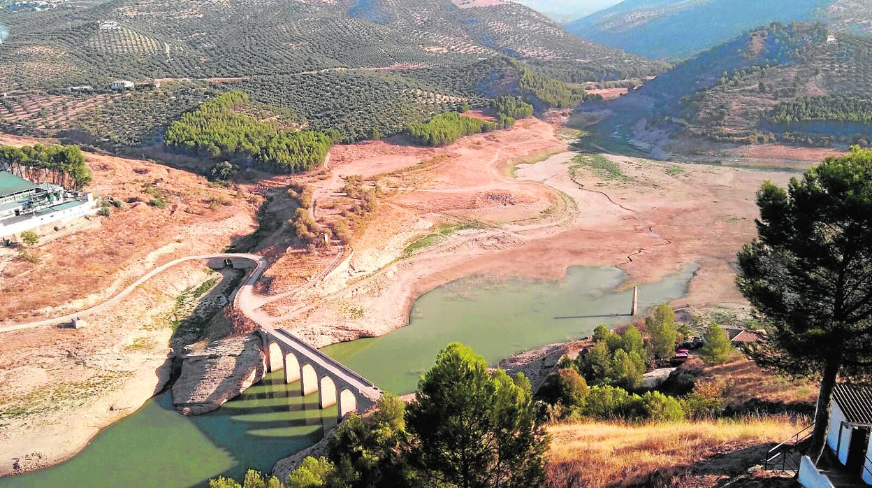 Situación del embalse de Iznájar, por debajo de su capacidad por la falta de lluvias