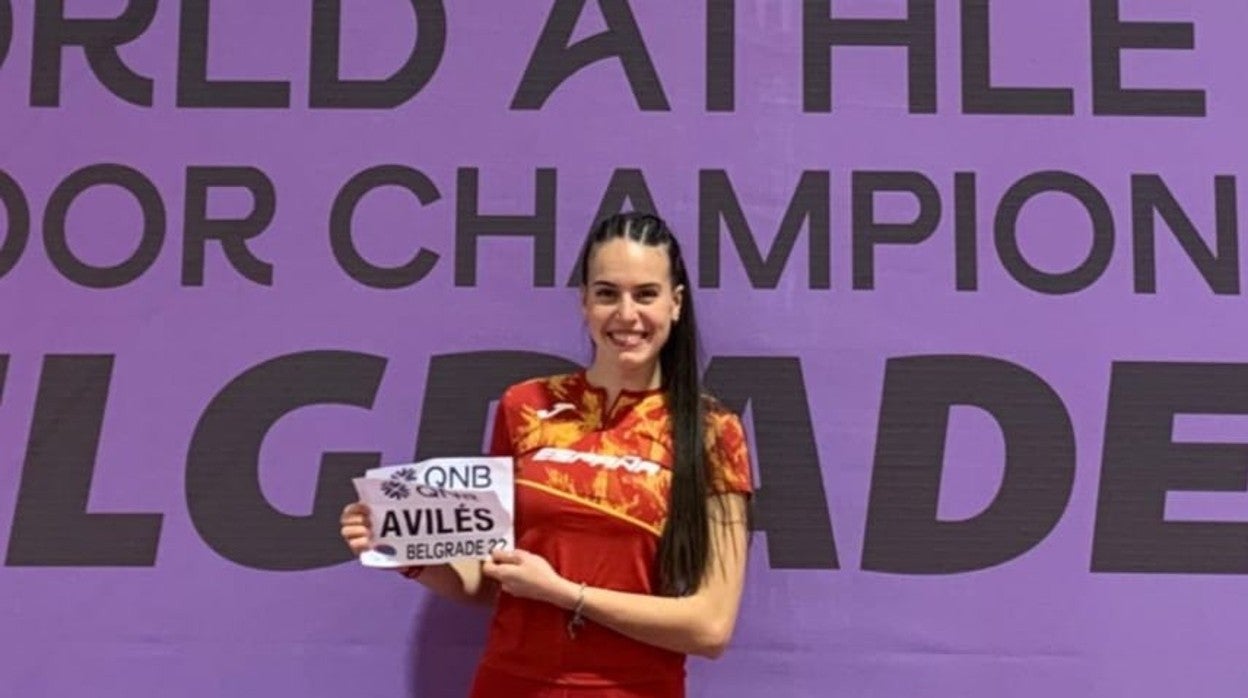 La atleta cordobesa Carmen Avilés sostiene su dorsal del Mundial de Belgrado