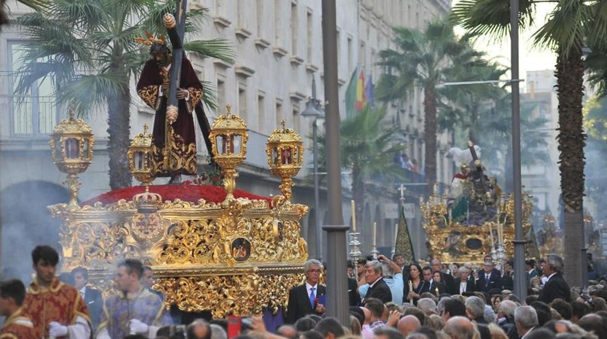 Pasos de la Semana Santa de Huelva en una procesión