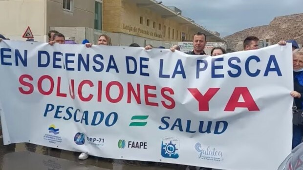 Pescadores de Almería, Granada y Málaga amarran sus barcos porque «pierden dinero al salir a faenar»