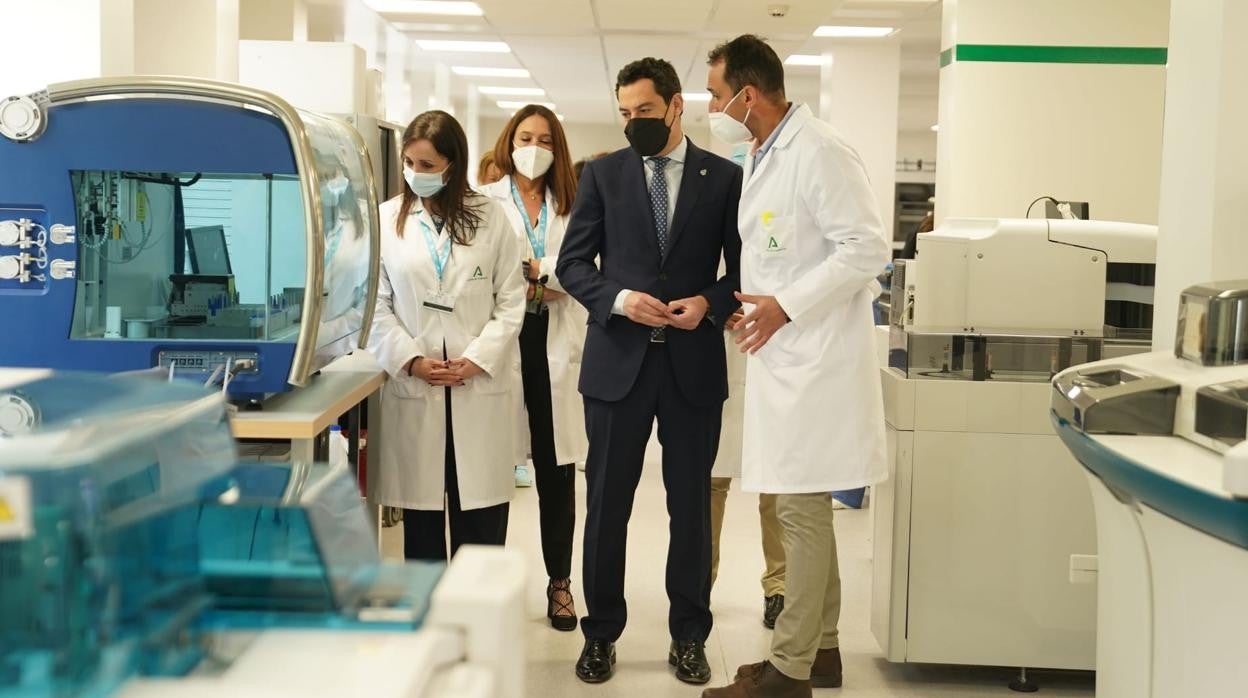 Juanma Moreno, este lunes, durante su visita al nuevo laboratorio del Hospital Regional de Málaga