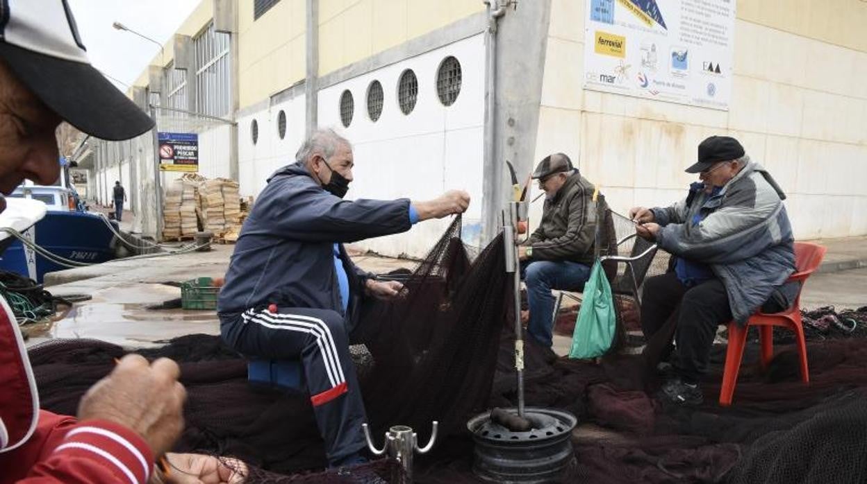 Pescadores de Almería, este lunes en el puerto con las artes de pesca