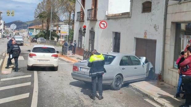 Herido un conductor tras empotrar su vehículo contra una vivienda en pleno centro de Priego de Córdoba