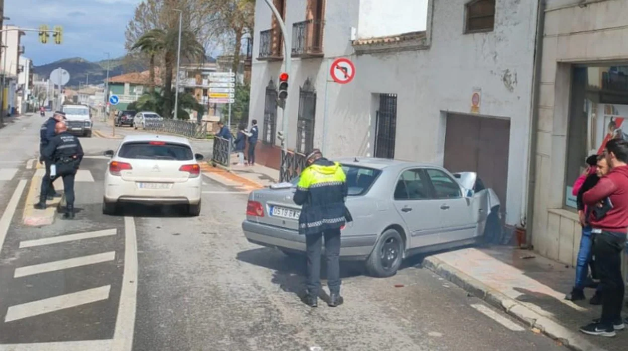 Vehículo siniestrado en pleno centro de Priego de Córdoba