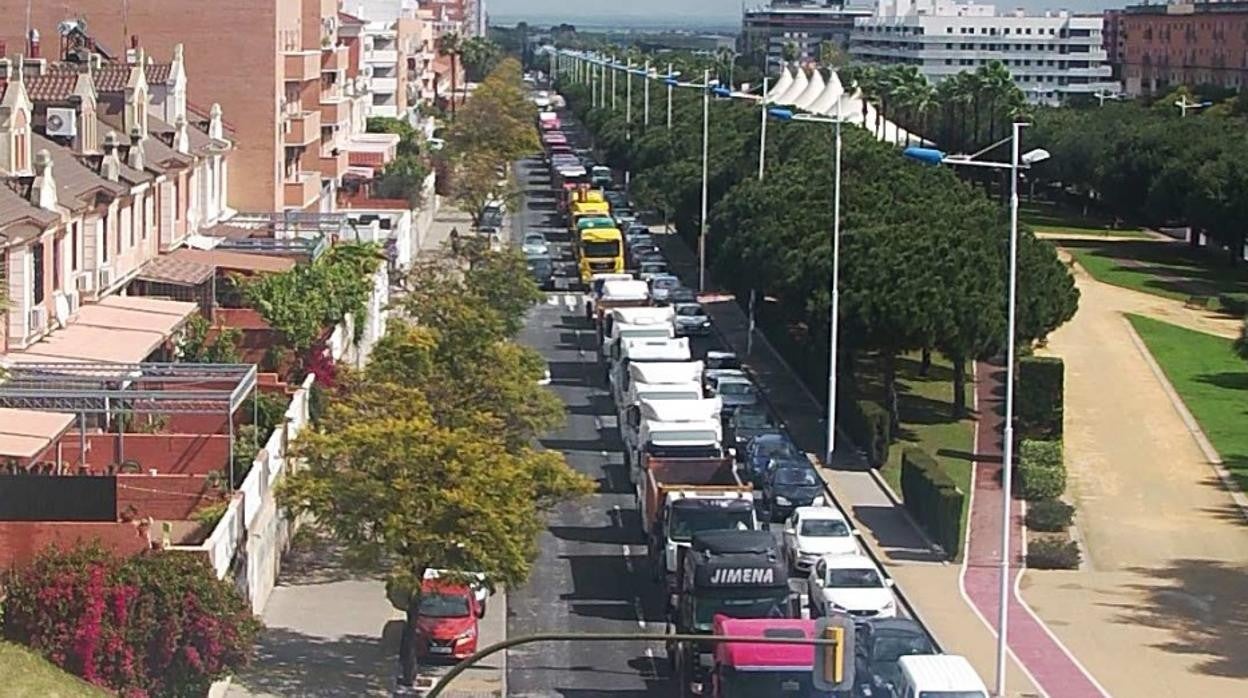 La caravana de camiones por la Avenida de Andalucía