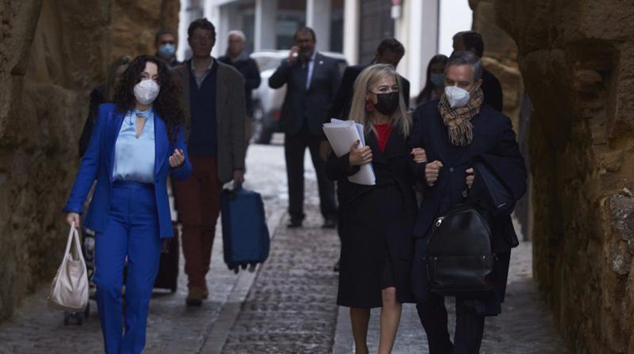 Miembros del Consejo de Gobierno en su llegada este martes a Carmona para celebrar la reunión semanal