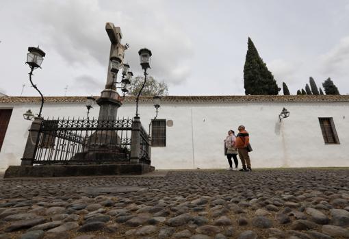 Dos personas observan al Cristo de los Faroles