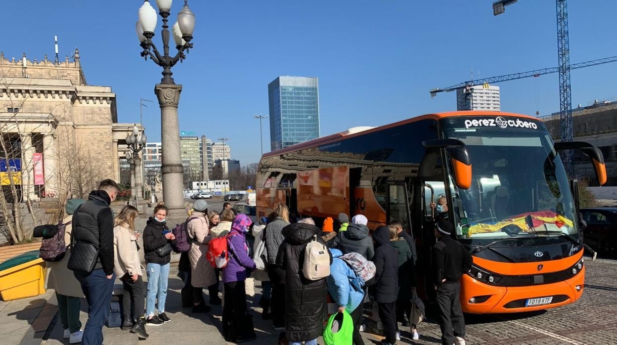 Parada de descanso en París del autobús de Pérez Cubero que llegó a Córdoba la semana pasada