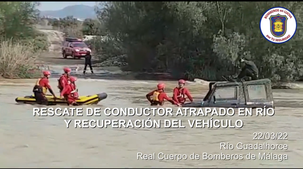 Imagen del momento del rescate en el río Guadalhorce