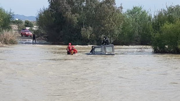 Rescatado en Málaga un conductor atrapado por la crecida del río Guadalhorce