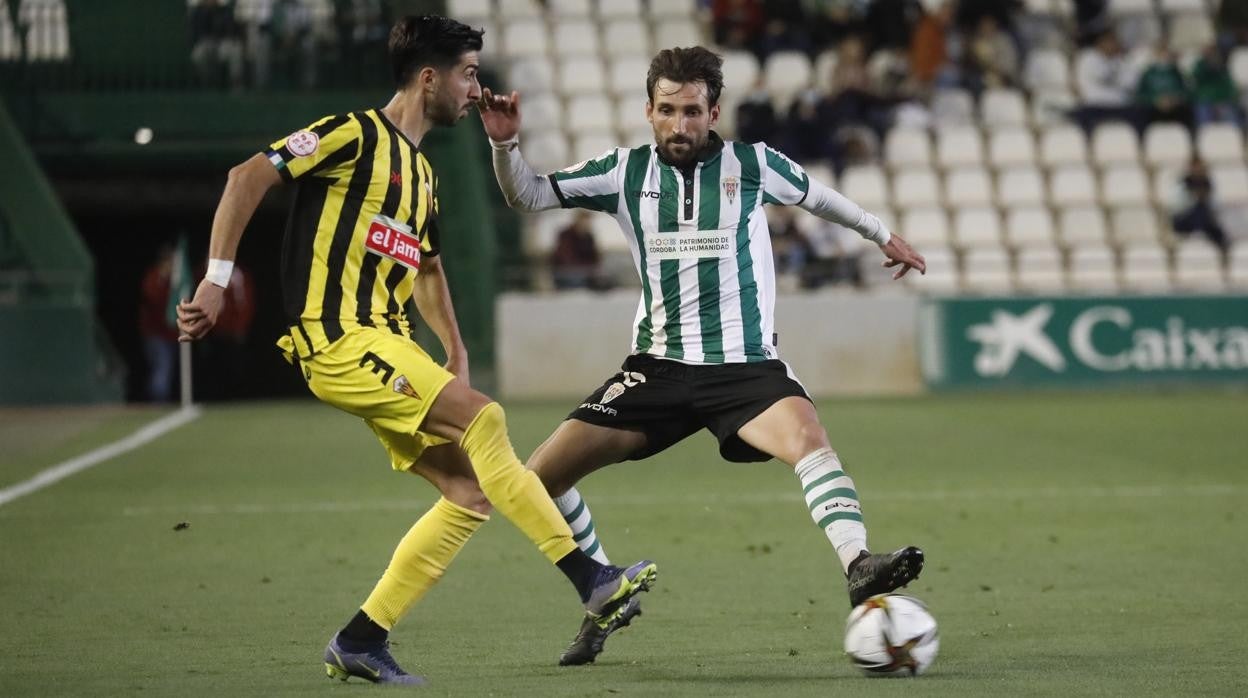 Álex Bermal disputa un balón durante un partido en El Arcángel