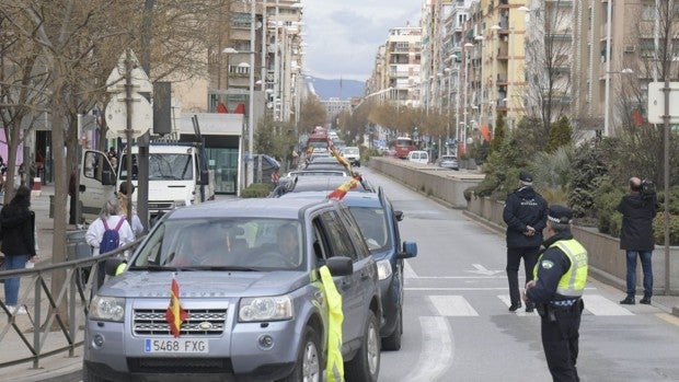 Los transportistas de Granada siguen las protestas con coches particulares para esquivar la prohibición del Ayuntamiento