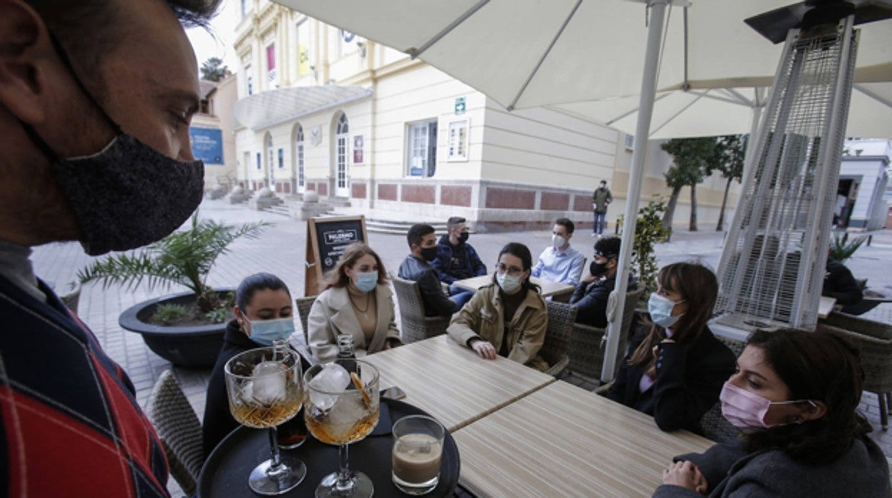 Clientes en una terraza del centro de Málaga