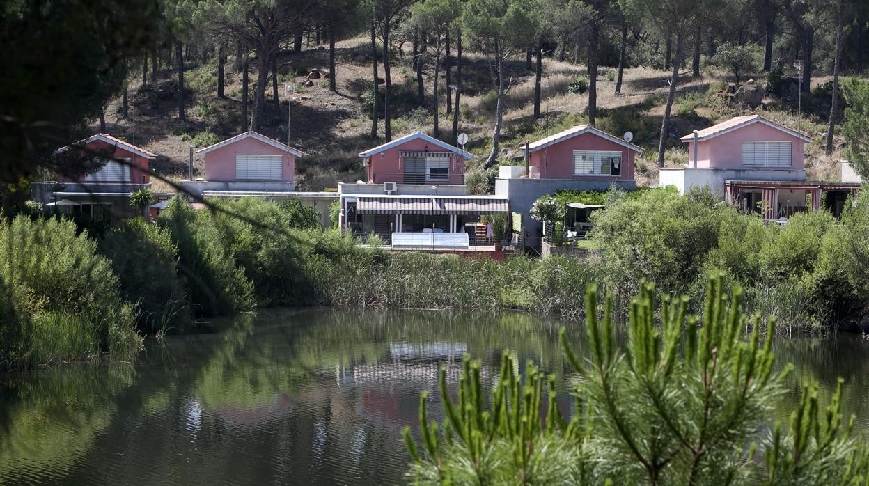 Casas junto al embalse de la Encantada