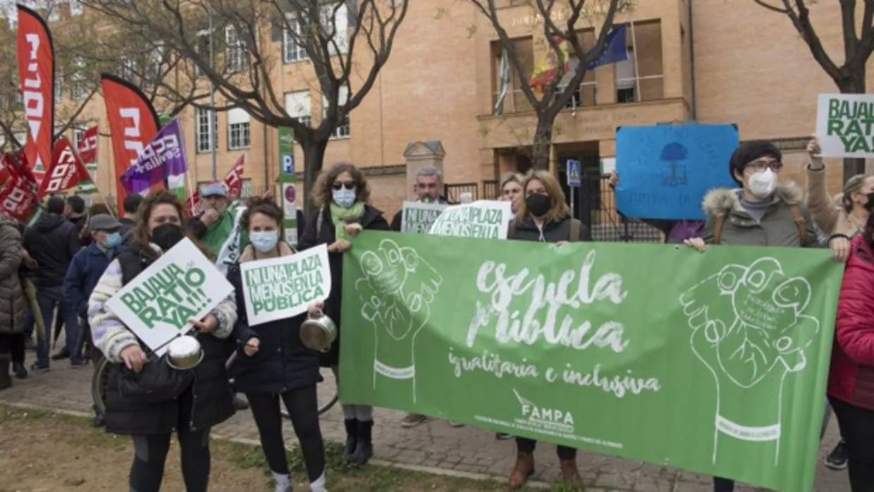 Concentración de sindicatos y ampas de la escuela pública en Sevilla
