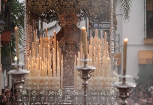 Nuestra Señora Reina de los Mártires, con cera rizada en su paso de palio, en el Vía Crucis Magno en septiembre de 2013