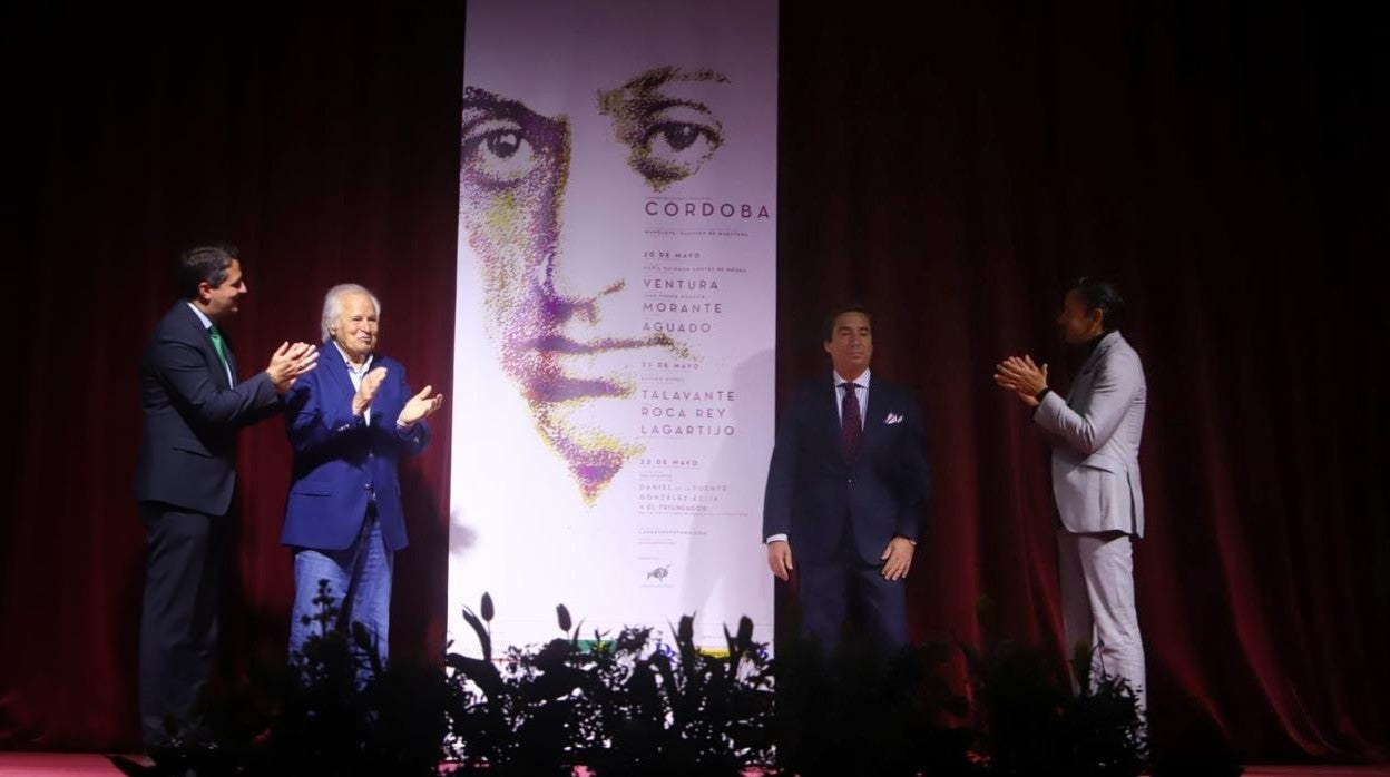 El alcalde junto a El Cordobés en la presentación, en el Real Círculo de la Amistad