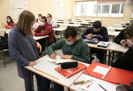 Uno de los alumnos firma su parte de asistencia