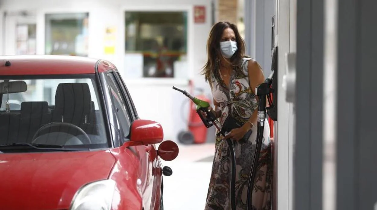 Una mujer reposta en una gasolinera del Centro de Córdoba durante la pandemia