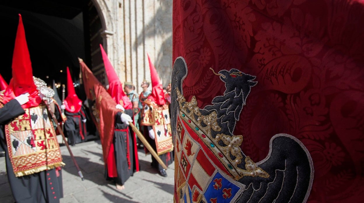 Estandartes y tabardos de la hermandad de la Caridad