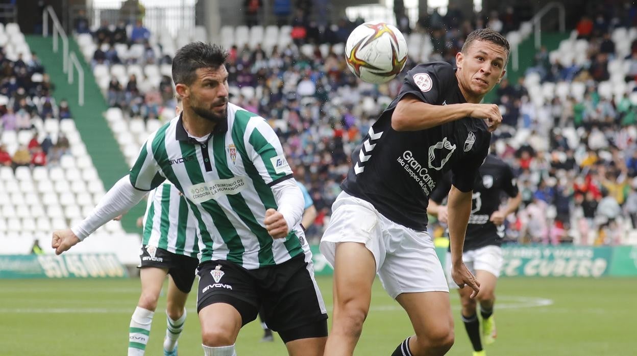 Willy disputa un balón en El Arcángel