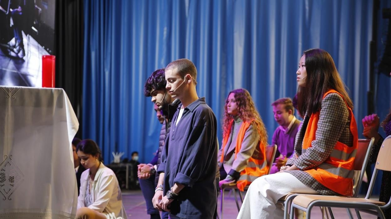 Jóvenes participantes en el Encuentro Sinodal Diocesano en el Colegio La Trinidad