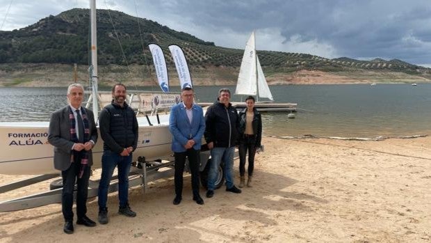 La Escuela Naútica de Iznájar se renueva con cinco barcos escuelas para explotar el 'filón' del pantano