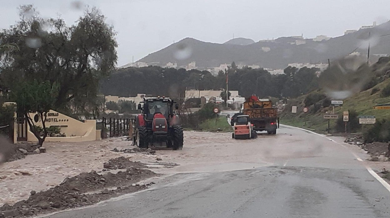 Carretera cortada en el acceso a San José en Níjar en la provincia de Almería