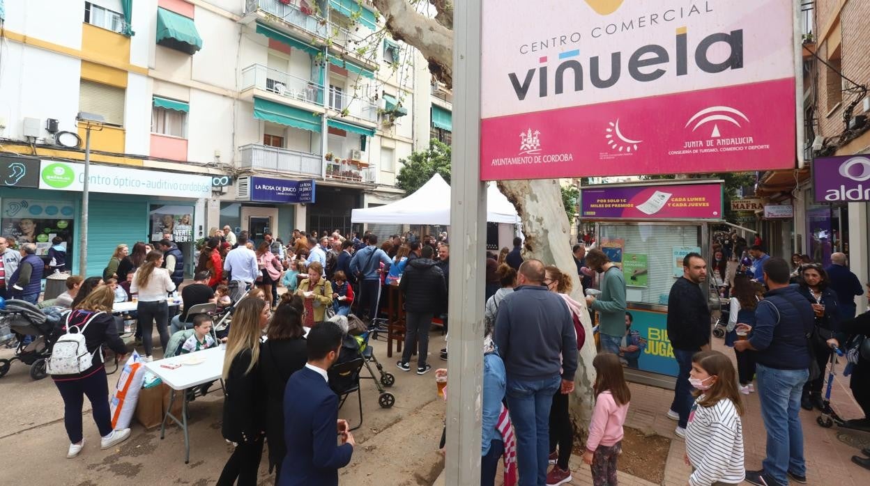 Ambiente, ayer en una de las calles del centro comercial de la Viñuela con motivo de su 'Shopping Hill'