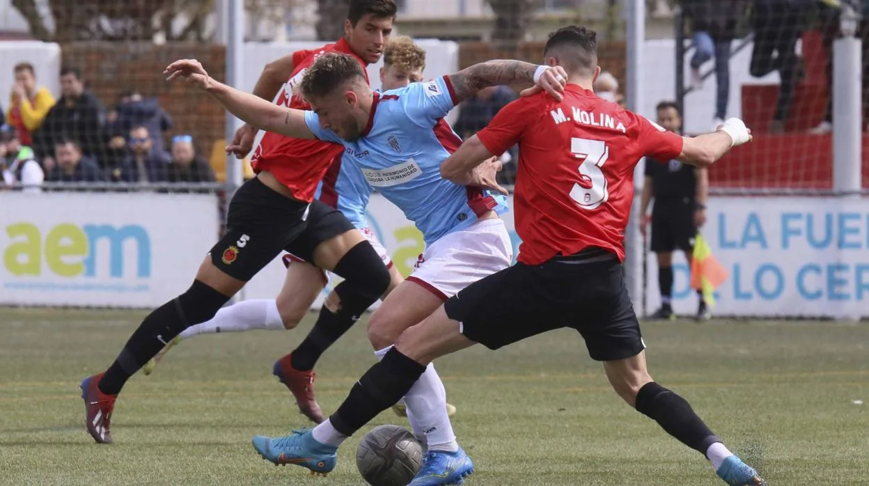 Antonio Casas, en una pugna con Molina en el partido del Córdoba CF ante el UD Motijo