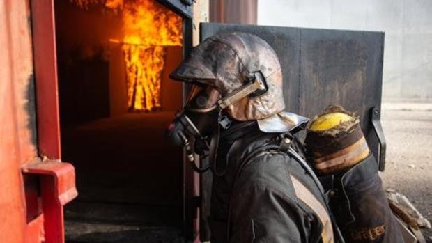 Evacuada al hospital una persona de 80 años por un incendio en una vivienda en Benalmádena