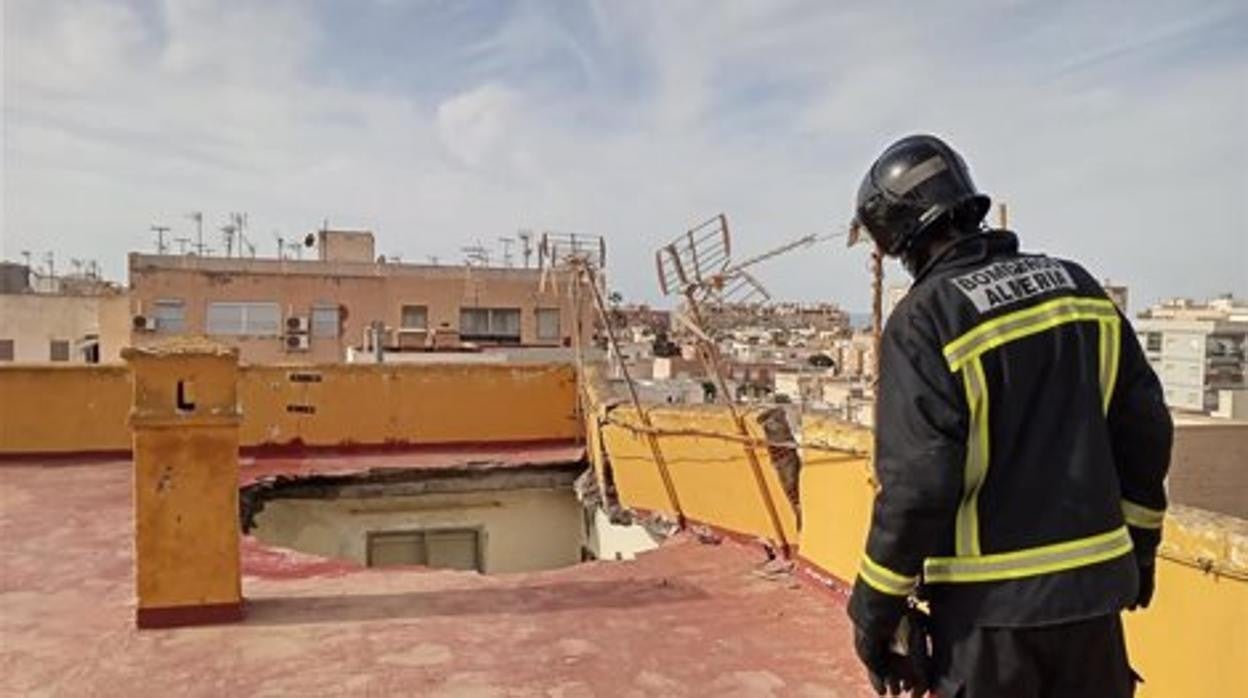 Un bombero, ante el techo que se ha venido abajo