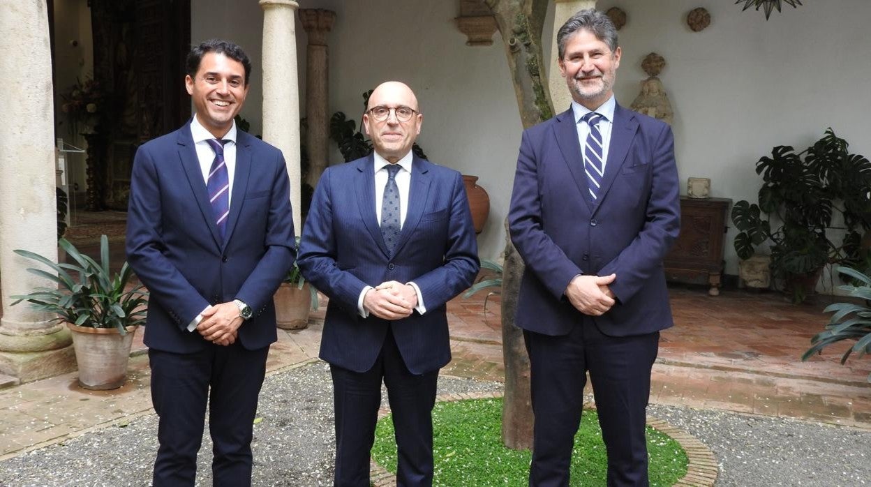 El nuevo director de la Fundación Cajasur, con su presidente y con el director saliente