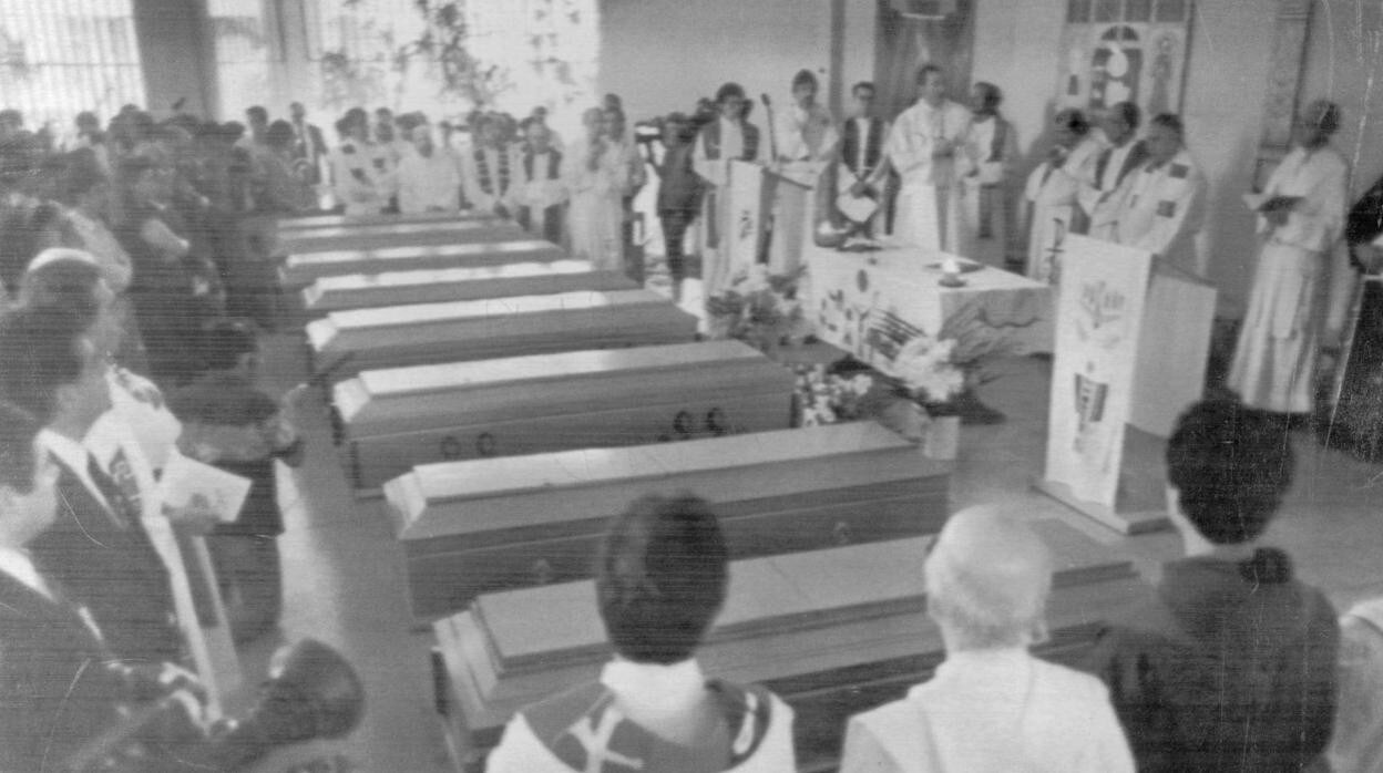 Funeral por el asesinato de los jesuitas y sus colaboradores