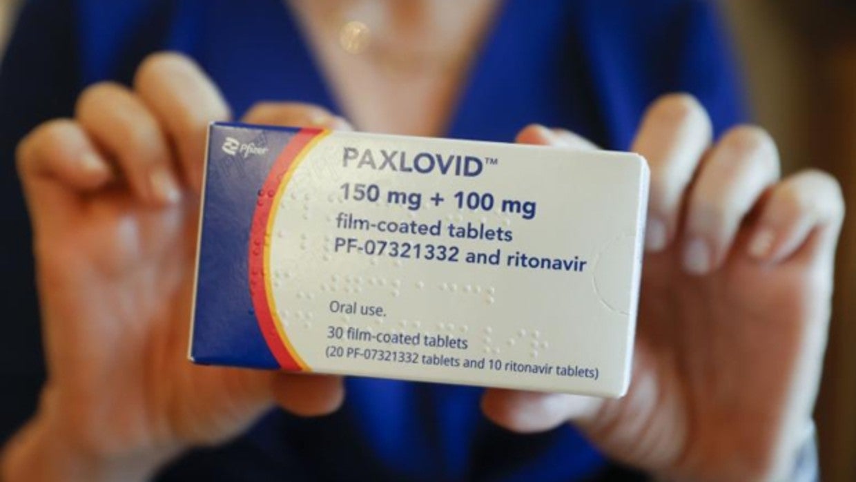 Envase de Paxlovid, fármaco contra el Covid desarrollado por Pfizer