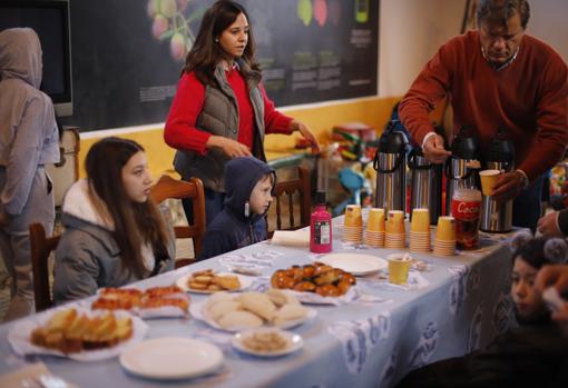 Trabajadores de la finca les sirven el desayuno a los recién llegados