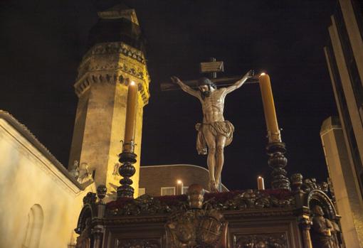 El Cristo de la Buena Muerte, en su paso una Madrugada