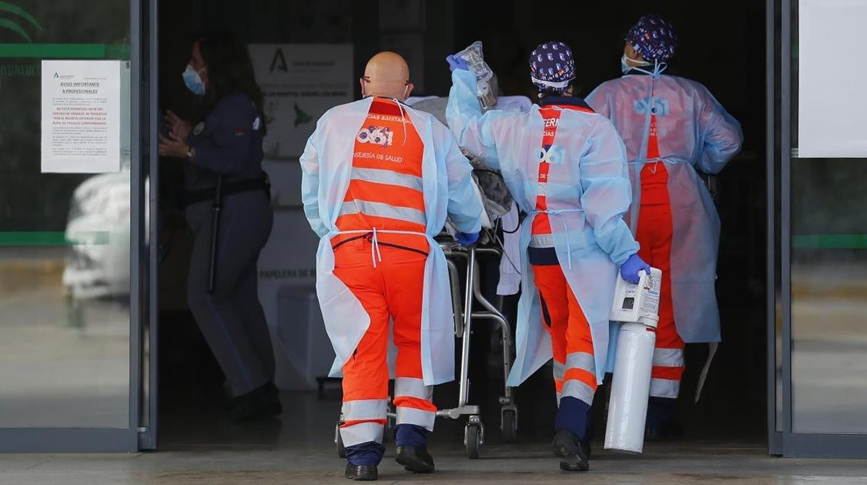 Sanitarios del 061 entran con un enfermo al Hospital Reina Sofía