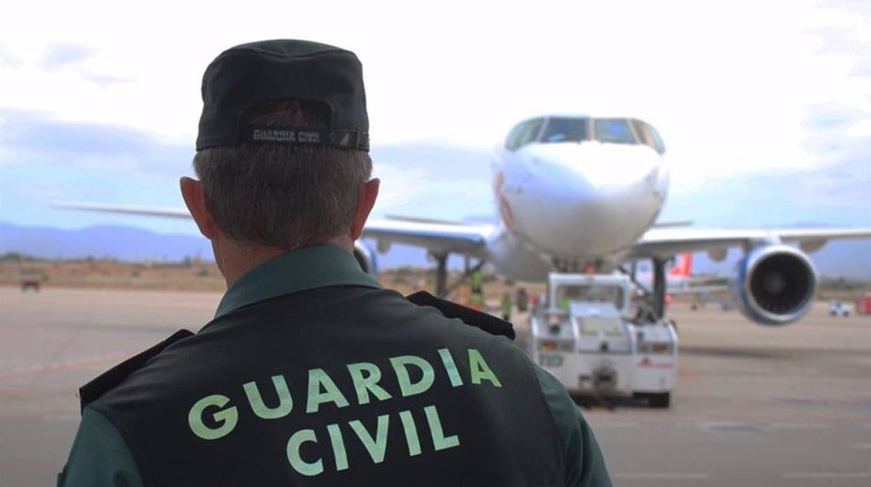 Un agente de la Guardia CIvil en un aeropuerto, en una imagen de archivo