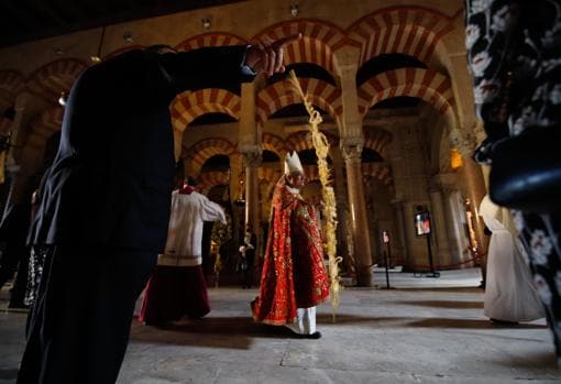 El obispo de Córdoba, en una celebración litúrgica en el interior de la Catedral